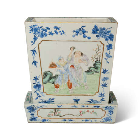 A FAMILLE ROSE AND UNDERGLAZE-BLUE-DECORATED TAPERING RECTANGULAR JARDINIÈRE AND STAND - photo 2 A FAMILLE ROSE AND UNDERGLAZE-BLUE-DECORATED TAPERING RECTANGULAR JARDINIÈRE AND STAND - photo 2