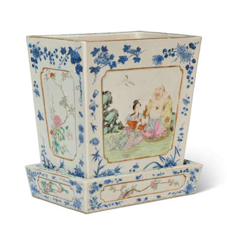 A FAMILLE ROSE AND UNDERGLAZE-BLUE-DECORATED TAPERING RECTANGULAR JARDINIÈRE AND STAND - photo 3 A FAMILLE ROSE AND UNDERGLAZE-BLUE-DECORATED TAPERING RECTANGULAR JARDINIÈRE AND STAND - photo 3