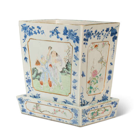 A FAMILLE ROSE AND UNDERGLAZE-BLUE-DECORATED TAPERING RECTANGULAR JARDINIÈRE AND STAND - photo 4 A FAMILLE ROSE AND UNDERGLAZE-BLUE-DECORATED TAPERING RECTANGULAR JARDINIÈRE AND STAND - photo 4