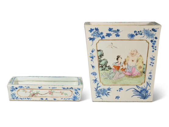 A FAMILLE ROSE AND UNDERGLAZE-BLUE-DECORATED TAPERING RECTANGULAR JARDINIÈRE AND STAND - photo 5 A FAMILLE ROSE AND UNDERGLAZE-BLUE-DECORATED TAPERING RECTANGULAR JARDINIÈRE AND STAND - photo 5