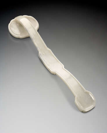 A CREAMYWHITE HARDSTONE RUYI SCEPTER - photo 2
