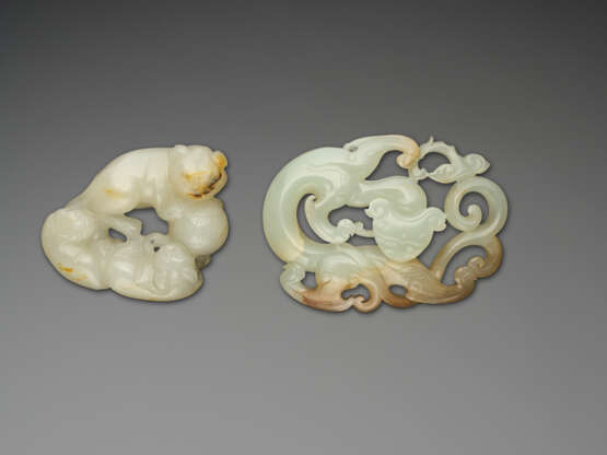 TWO WHITE AND RUSSET JADE OPENWORK 'ANIMAL' CARVINGS - photo 1