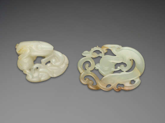 TWO WHITE AND RUSSET JADE OPENWORK 'ANIMAL' CARVINGS - photo 2
