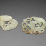 TWO WHITE AND RUSSET JADE OPENWORK 'ANIMAL' CARVINGS - photo 2