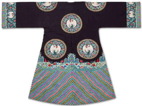 AN EMBROIDERED SILK NAVY-GROUND WINTER PADDED SURCOAT - photo 2