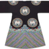 AN EMBROIDERED SILK NAVY-GROUND WINTER PADDED SURCOAT - photo 2
