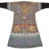 AN EMBROIDERED BROWN-GROUND GAUZE 'DRAGON' ROBE - photo 2