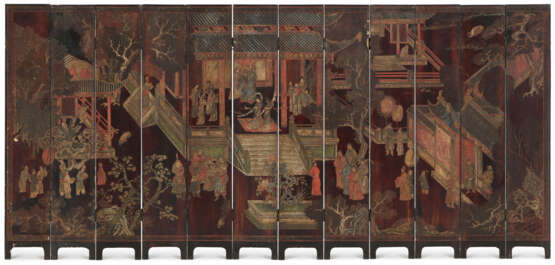 A SMALL TWELVE-PANEL COROMANDEL LACQUER SCREEN - фото 1