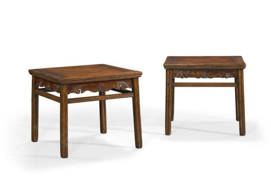 A PAIR OF LACQUERED JUMU STOOLS - фото 1