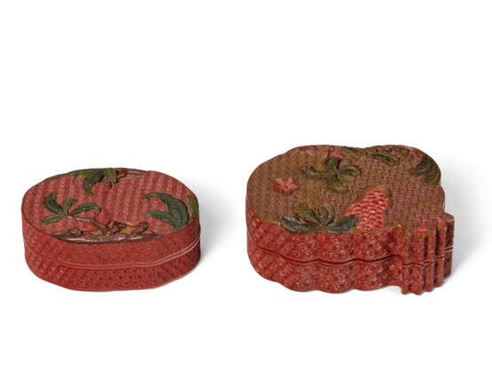 TWO CARVED RED, GREEN AND OCHER LACQUER FRUIT-SHAPED BOXES AND COVERS - photo 3