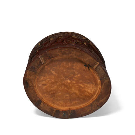 A BAMBOO BRUSH POT CARVED WITH A SCENE OF HORSES AND ATTENDANTS - photo 3