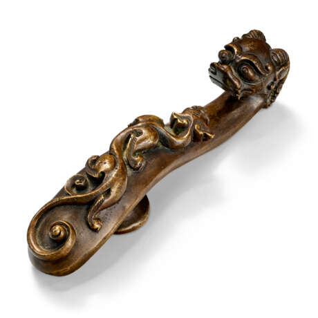 AN INSCRIBED BRONZE BELT HOOK WITH CHILONG - photo 2
