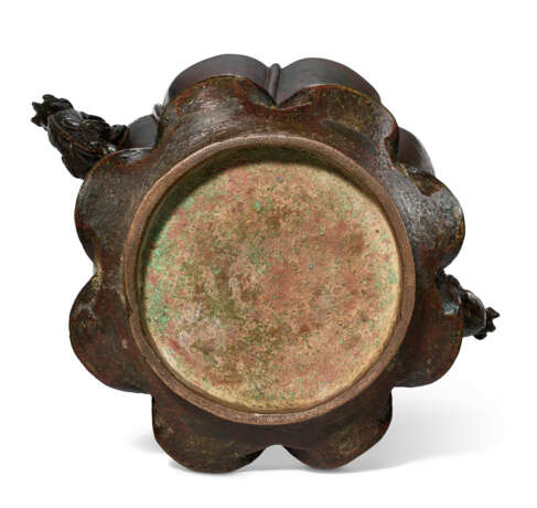 A LARGE BRONZE LOBED BALUSTER VASE - photo 6