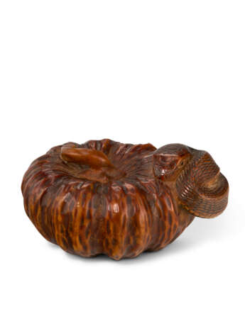 A WOOD CARVED NETSUKE OF SNAKE EMERGING FROM A PUMPKIN - фото 2