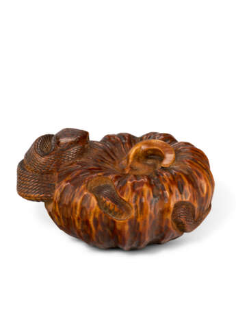 A WOOD CARVED NETSUKE OF SNAKE EMERGING FROM A PUMPKIN - фото 3