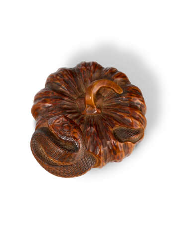 A WOOD CARVED NETSUKE OF SNAKE EMERGING FROM A PUMPKIN - фото 6