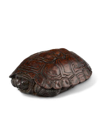 A WOOD CARVED NETSUKE OF A TORTOISE - фото 1