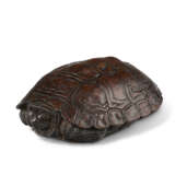 A WOOD CARVED NETSUKE OF A TORTOISE - фото 1