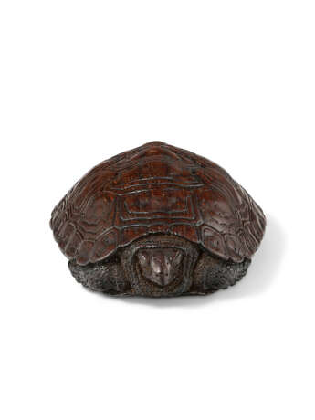 A WOOD CARVED NETSUKE OF A TORTOISE - фото 2