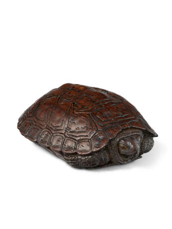 A WOOD CARVED NETSUKE OF A TORTOISE - фото 3