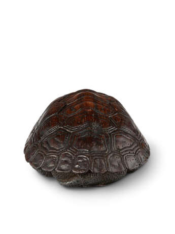 A WOOD CARVED NETSUKE OF A TORTOISE - фото 4