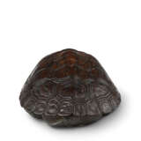 A WOOD CARVED NETSUKE OF A TORTOISE - фото 4