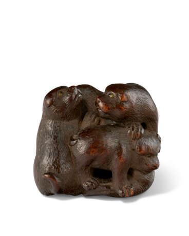 A WOOD CARVED NETSUKE OF FIVE PUPPIES - фото 1