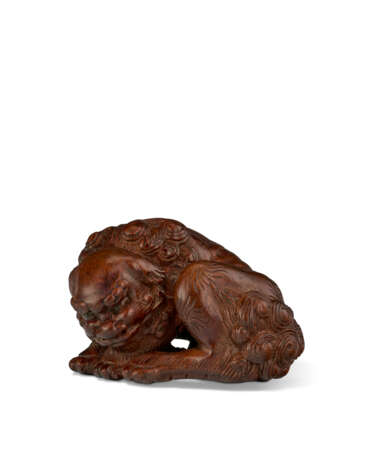 A WOOD NETSUKE OF A SHISHI CURLING UP - фото 1