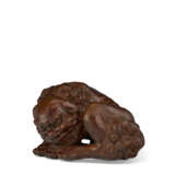 A WOOD NETSUKE OF A SHISHI CURLING UP - фото 1