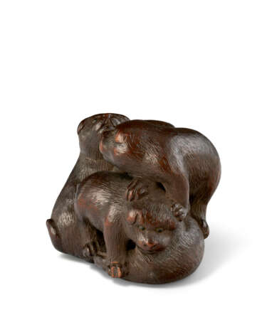 A WOOD CARVED NETSUKE OF FIVE PUPPIES - фото 2