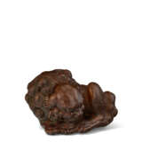 A WOOD NETSUKE OF A SHISHI CURLING UP - фото 2