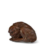 A WOOD NETSUKE OF A SHISHI CURLING UP - фото 3