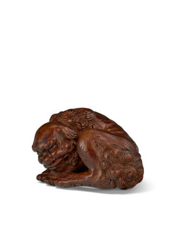 A WOOD NETSUKE OF A SHISHI CURLING UP - фото 3