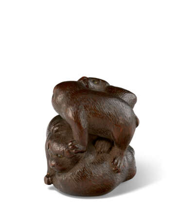 A WOOD CARVED NETSUKE OF FIVE PUPPIES - фото 3