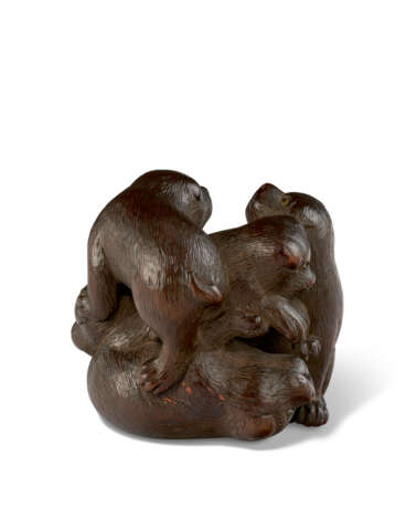 A WOOD CARVED NETSUKE OF FIVE PUPPIES - фото 4