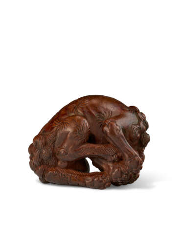 A WOOD NETSUKE OF A SHISHI CURLING UP - фото 5