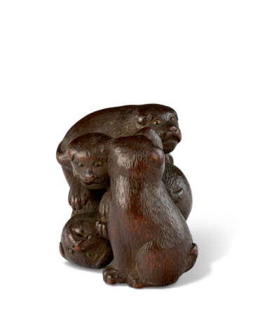 A WOOD CARVED NETSUKE OF FIVE PUPPIES - фото 5