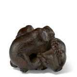 A WOOD CARVED NETSUKE OF FIVE PUPPIES - фото 6