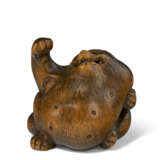 A WOOD CARVED NETSUKE OF A BELLY-DRUM RACOON DOG (TANUKI NO HARATSUZUMI) - фото 1