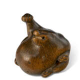 A WOOD CARVED NETSUKE OF A BELLY-DRUM RACOON DOG (TANUKI NO HARATSUZUMI) - фото 2