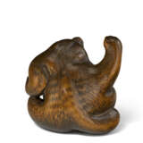 A WOOD CARVED NETSUKE OF A BELLY-DRUM RACOON DOG (TANUKI NO HARATSUZUMI) - фото 3