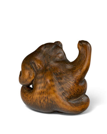 A WOOD CARVED NETSUKE OF A BELLY-DRUM RACOON DOG (TANUKI NO HARATSUZUMI) - фото 3