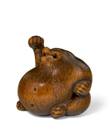 A WOOD CARVED NETSUKE OF A BELLY-DRUM RACOON DOG (TANUKI NO HARATSUZUMI) - фото 4