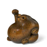 A WOOD CARVED NETSUKE OF A BELLY-DRUM RACOON DOG (TANUKI NO HARATSUZUMI) - фото 4