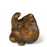 A WOOD CARVED NETSUKE OF A BELLY-DRUM RACOON DOG (TANUKI NO HARATSUZUMI) - фото 5