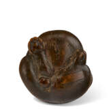 A WOOD CARVED NETSUKE OF A BELLY-DRUM RACOON DOG (TANUKI NO HARATSUZUMI) - фото 6