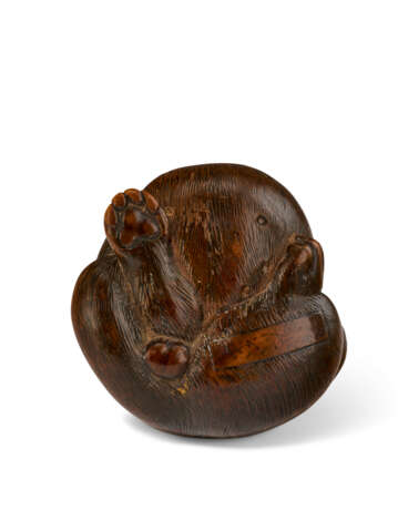 A WOOD CARVED NETSUKE OF A BELLY-DRUM RACOON DOG (TANUKI NO HARATSUZUMI) - фото 6