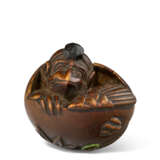 A WOOD CARVED NETSUKE OF TENGU NO TAMAGO - фото 1