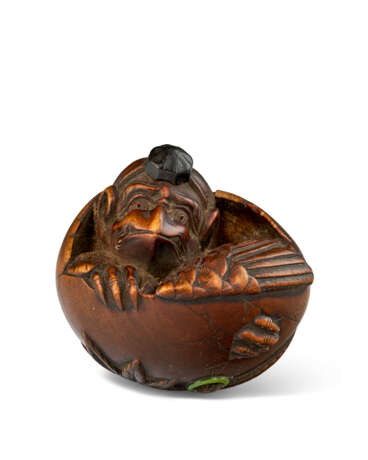 A WOOD CARVED NETSUKE OF TENGU NO TAMAGO - фото 1