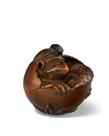 A WOOD CARVED NETSUKE OF TENGU NO TAMAGO - фото 2